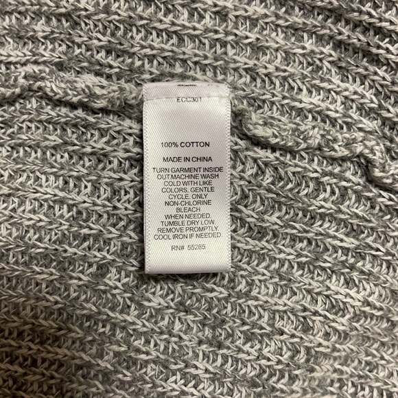 Express cold shoulder sweater 3/4 sleeves - Picture 3 of 4